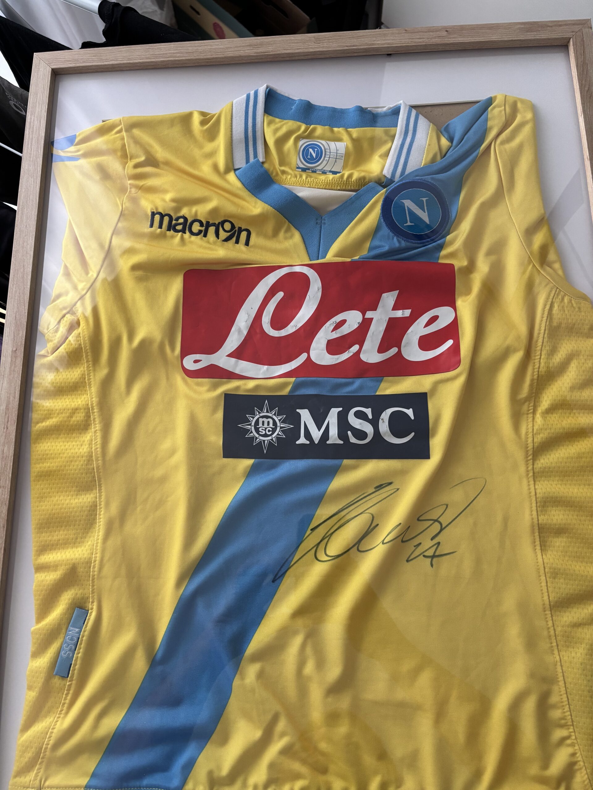 Žltý dres SSC Napoli s podpisom v ráme